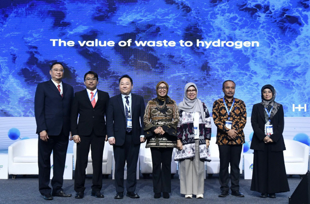 현대차그룹이 15일(현지시간) 인도네시아 자카르타에서 열린 '글로벌 수소 생태계 서밋 2025'에서 인도네시아 정부 및 국영 에너지기업 페르타미나 홀딩스와 함께 추진 중인 '인도네시아 W2H 수소 생태계 조성 프로젝트'의 구체적인 계획을 발표했다. 사진은 프란시스쿠스 소에르조프라노토(왼쪽부터) HMID 최고운영책임자(COO), 아리 쿠르니아완 페르타미나 홀딩스 프로젝트 담당 이사, 박재하 현대차 글로벌수소비즈니스사업부장 상무, 에니야 리스티아니 데위 인도네시아 에너지광물자원부 차관, 누르 라일라 위디야스투티 인도네시아 국가개발부 국장, H. 수마스나 인도네시아 서부자바주 비서실장, 아이 사아디야 드위다닝시 인도네시아 서부자바주 환경청장. 현대차그룹 제공